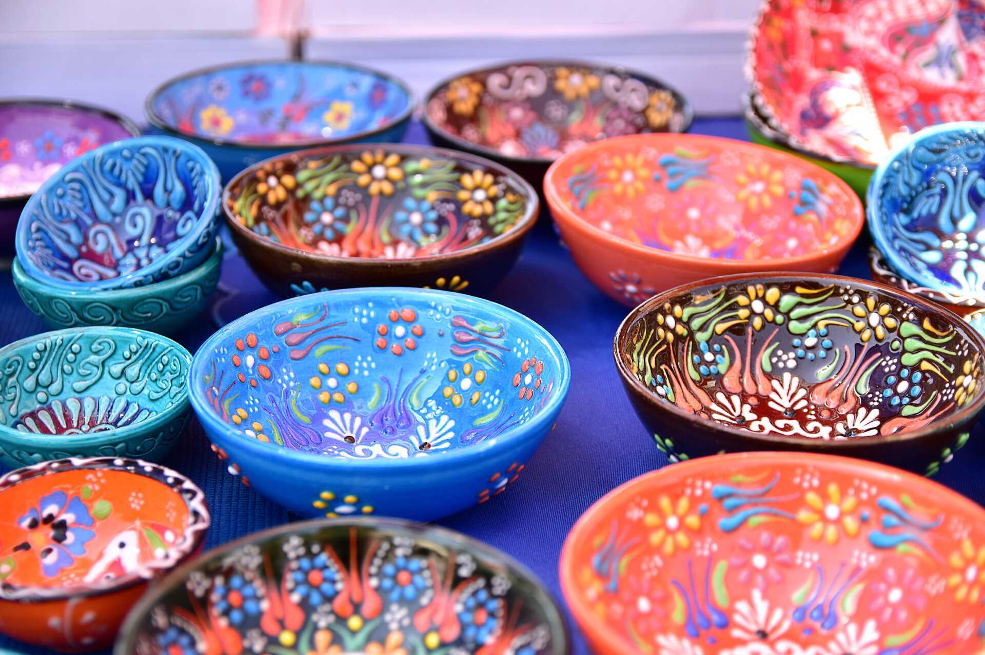 Lokalt håndverk kan du kjøpe langs strandpromenaden.