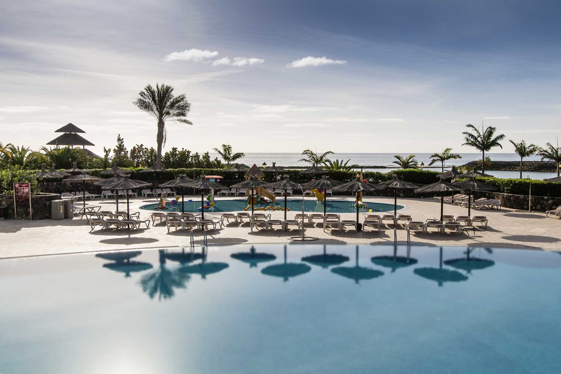 Bassengområdet på Sheraton Fuerteventura Beach, Golf &amp; Spa Resort i Caleta de Fuste, Fuerteventura.