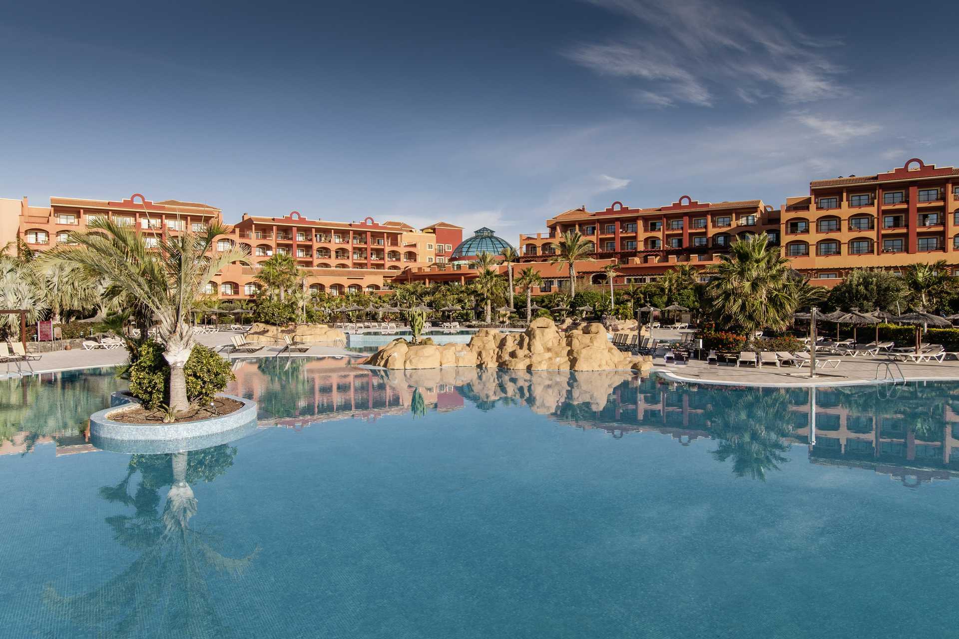 Bassengområdet på Sheraton Fuerteventura Beach, Golf &amp; Spa Resort i Caleta de Fuste, Fuerteventura.