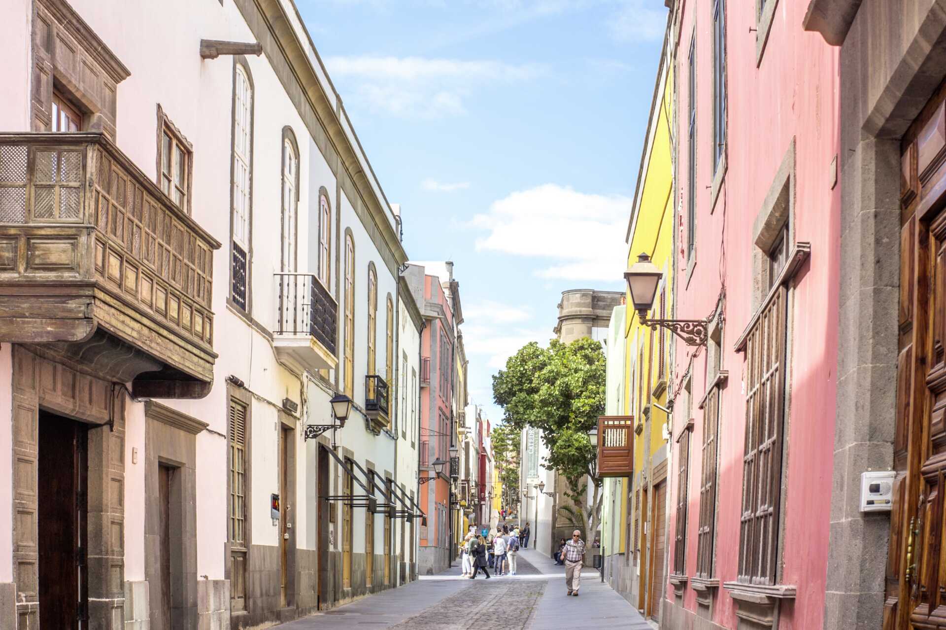 Spaser langs koselige gater i Las Palmas.