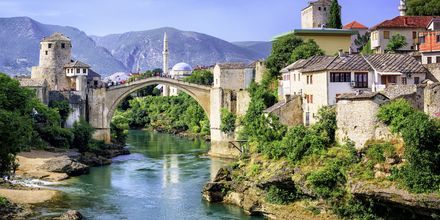 Det blir utflukt til Mostar og broen Stari Most, som opprinnelig er fra 1500-tallet. Den ble ødelagt av krigen på 1990-tallet, men gjenoppbygd i 2004.