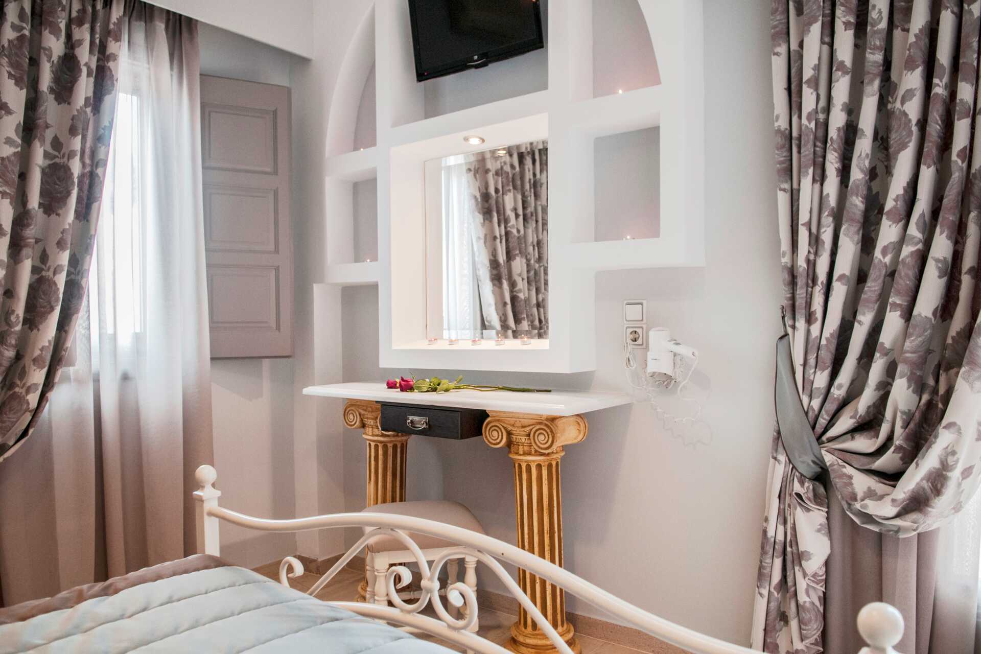 Soverom i renovert toromsleilighet Hotel Polydefkis i Kamari, Santorini, Hellas.