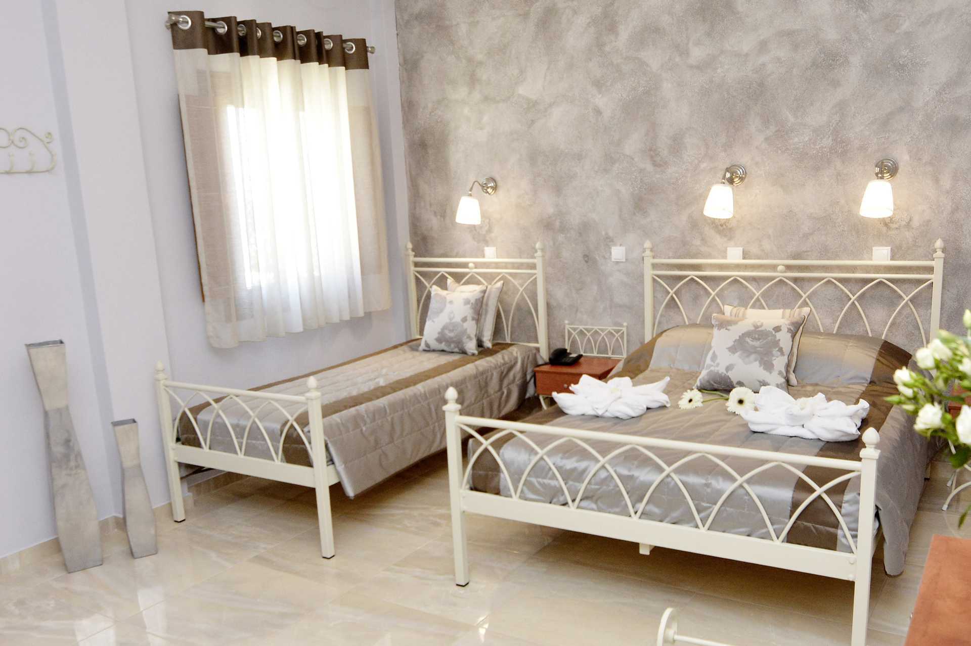 Soverom i renovert toromsleilighet på Hotel Polydefkis, Kamari.