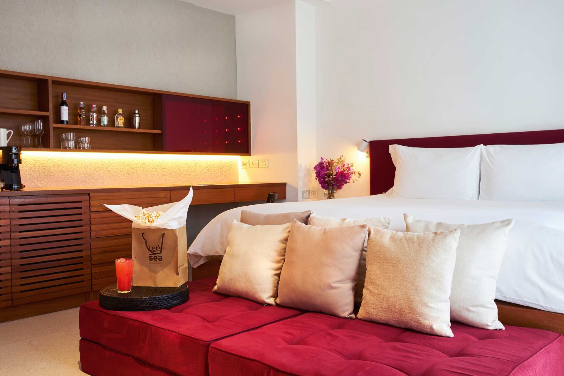 Større dobbeltrom på Let's Sea Hua Hin Al Fresco Resort i Thailand.