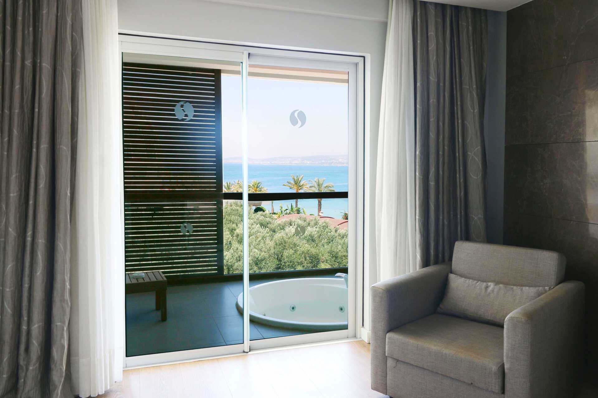 Superiorrom med balkong på Hotel Gold Island i Alanya, Tyrkia.