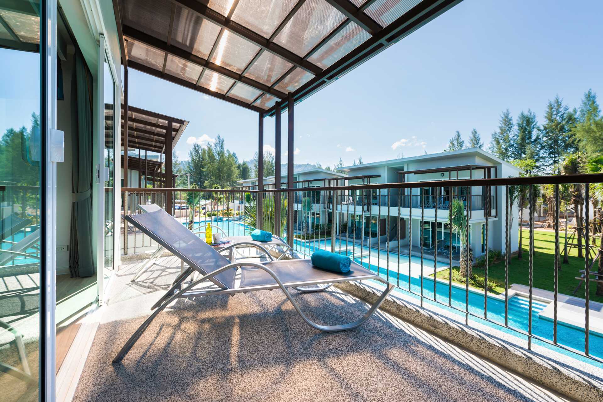 Superiorrom med balkong på The Waters Khao Lak by Katathani, Thailand.