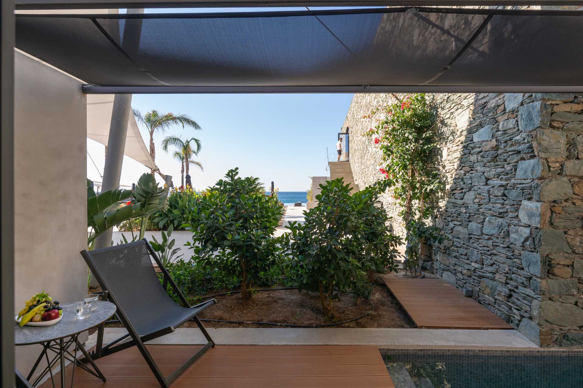 Superiorrom med privat jacuzzi, terrasse på bakken.