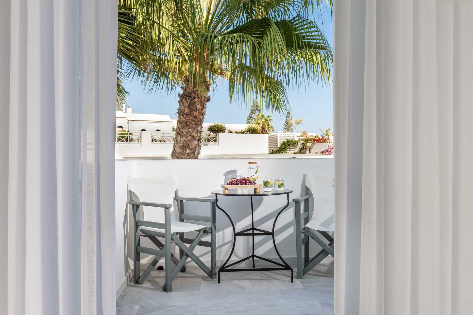 Superiorrom på Santorini Kastelli Resort på Santorini, Hellas.