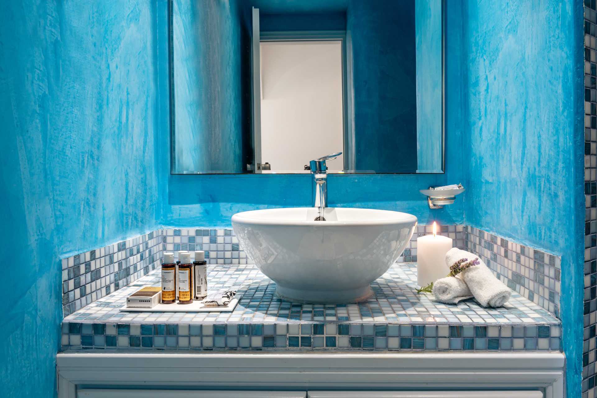 Superiorrom på Santorini Kastelli Resort på Santorini, Hellas.