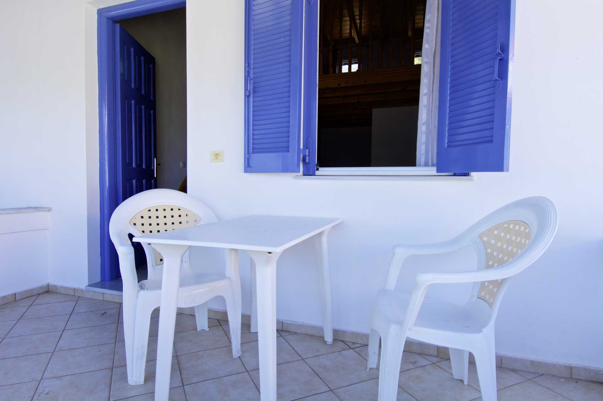 Terrasse på leilighetshotellet Aspres i Votsalakia, Samos.