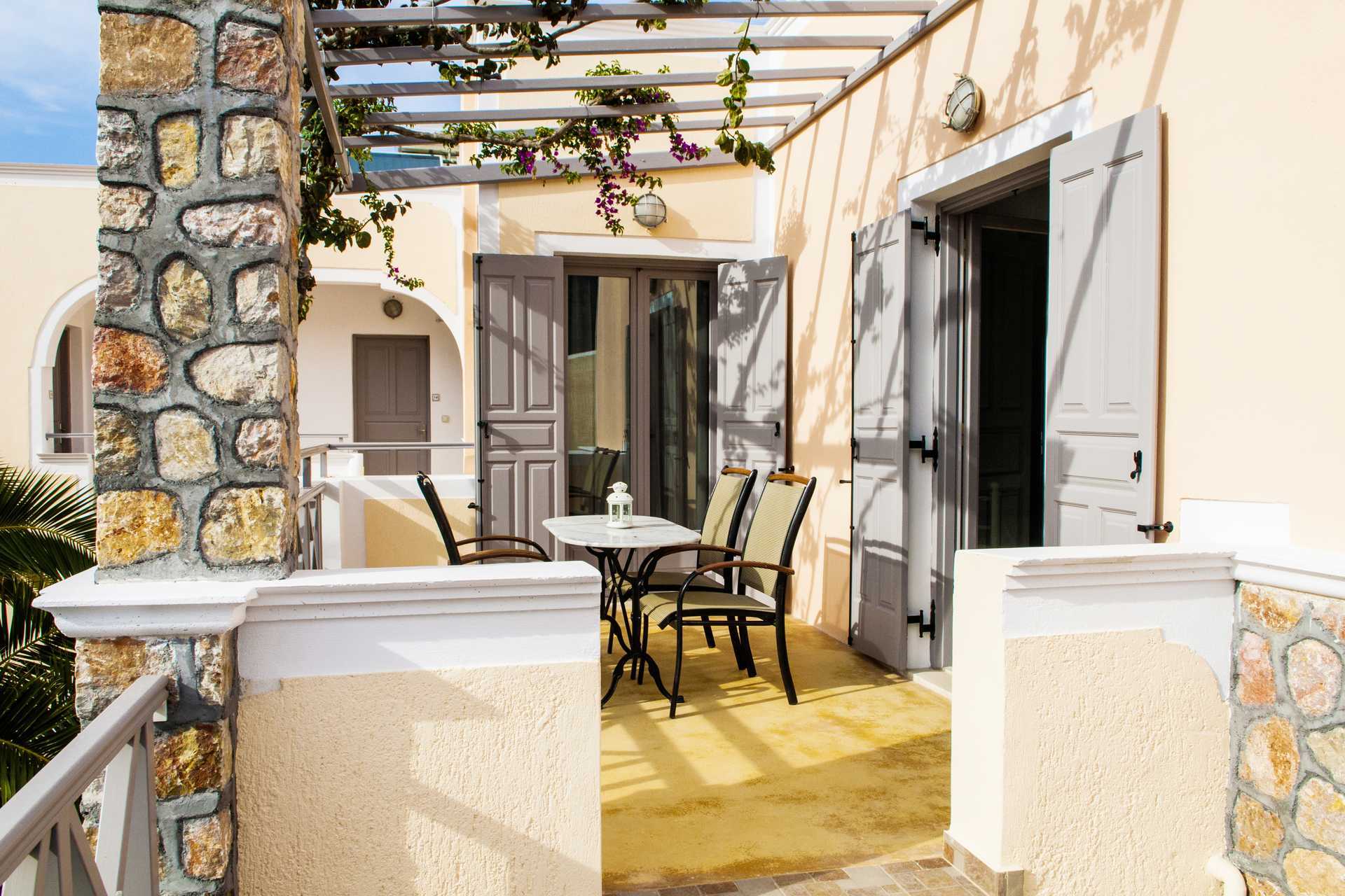 Terrasse til renovert toromsleilighet på Hotel Polydefkis i Kamari, Santorini, Hellas.