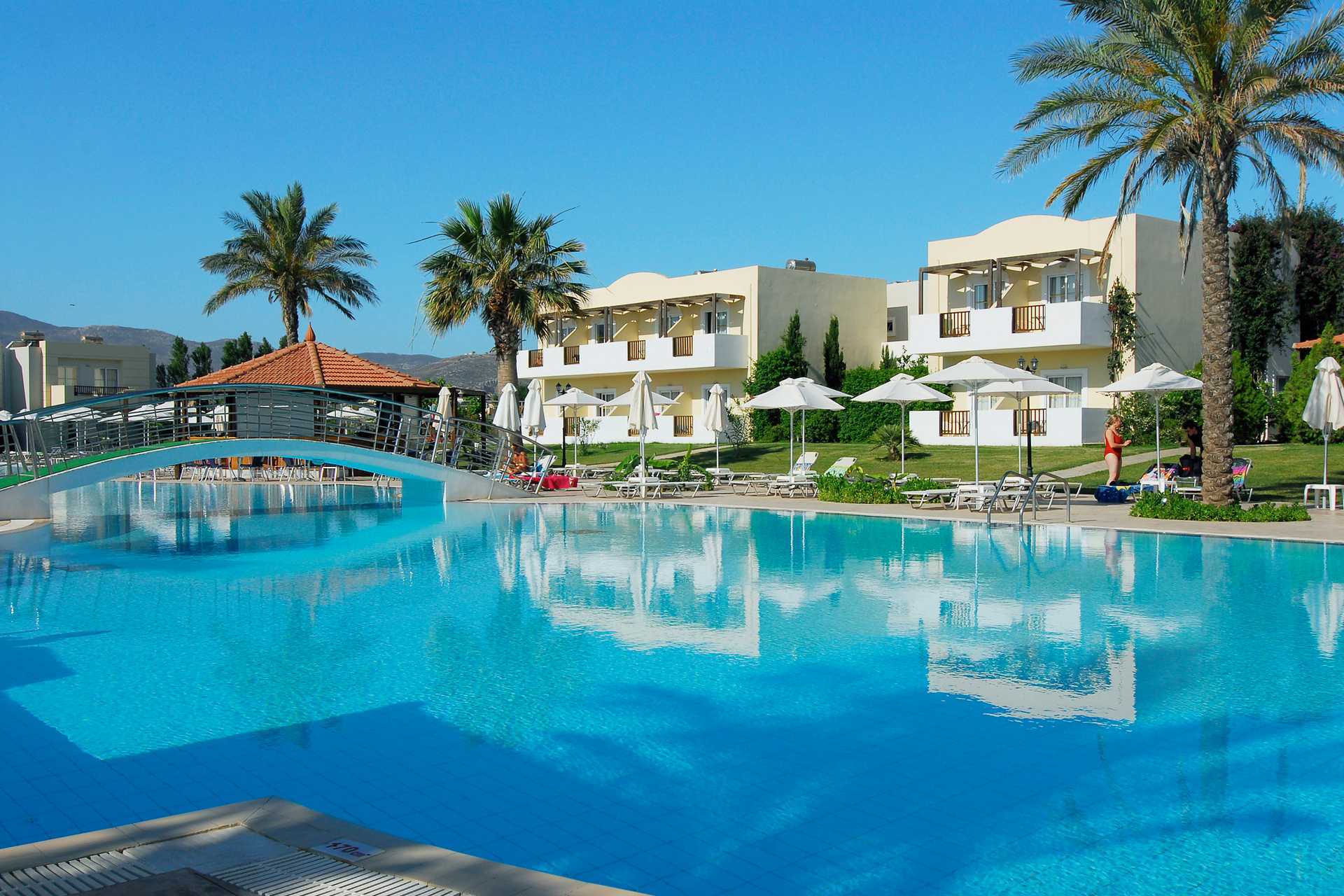 Bassengområdet på Tigaki Beach på Kos, Hellas.