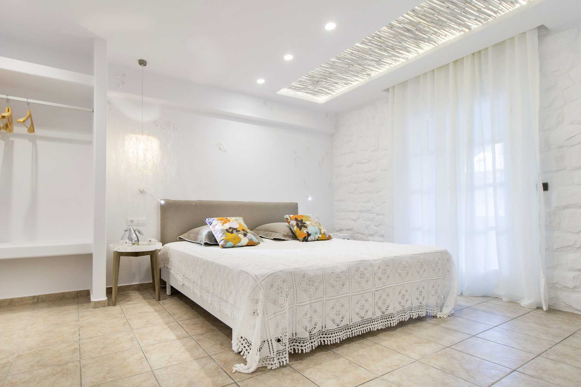 Toromsleilighet delvis under bakkeplan på hotell Spiros i Naxos by, Hellas.