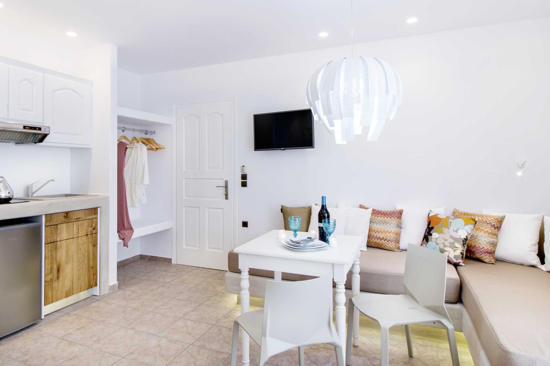 Toromsleilighet delvis under bakkeplan på hotell Spiros i Naxos by, Hellas.