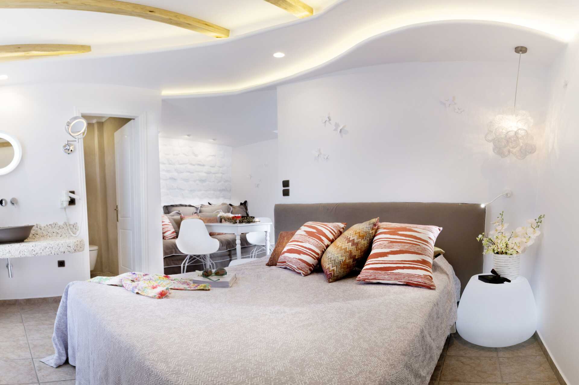 Toromsleilighet delvis under bakkeplan på hotell Spiros i Naxos by, Hellas.