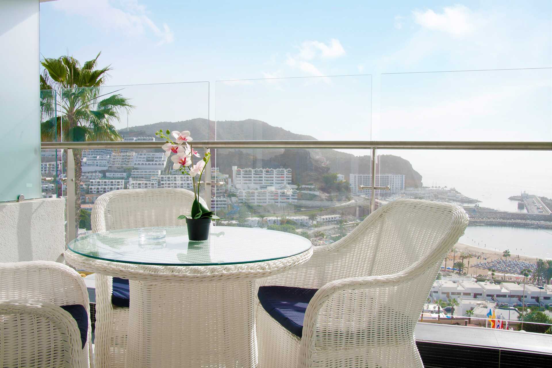 Toromsleilighet superior med balkong og havutsikt p[ hotell Villa Magna i Puerto Rico, Gran Canaria.