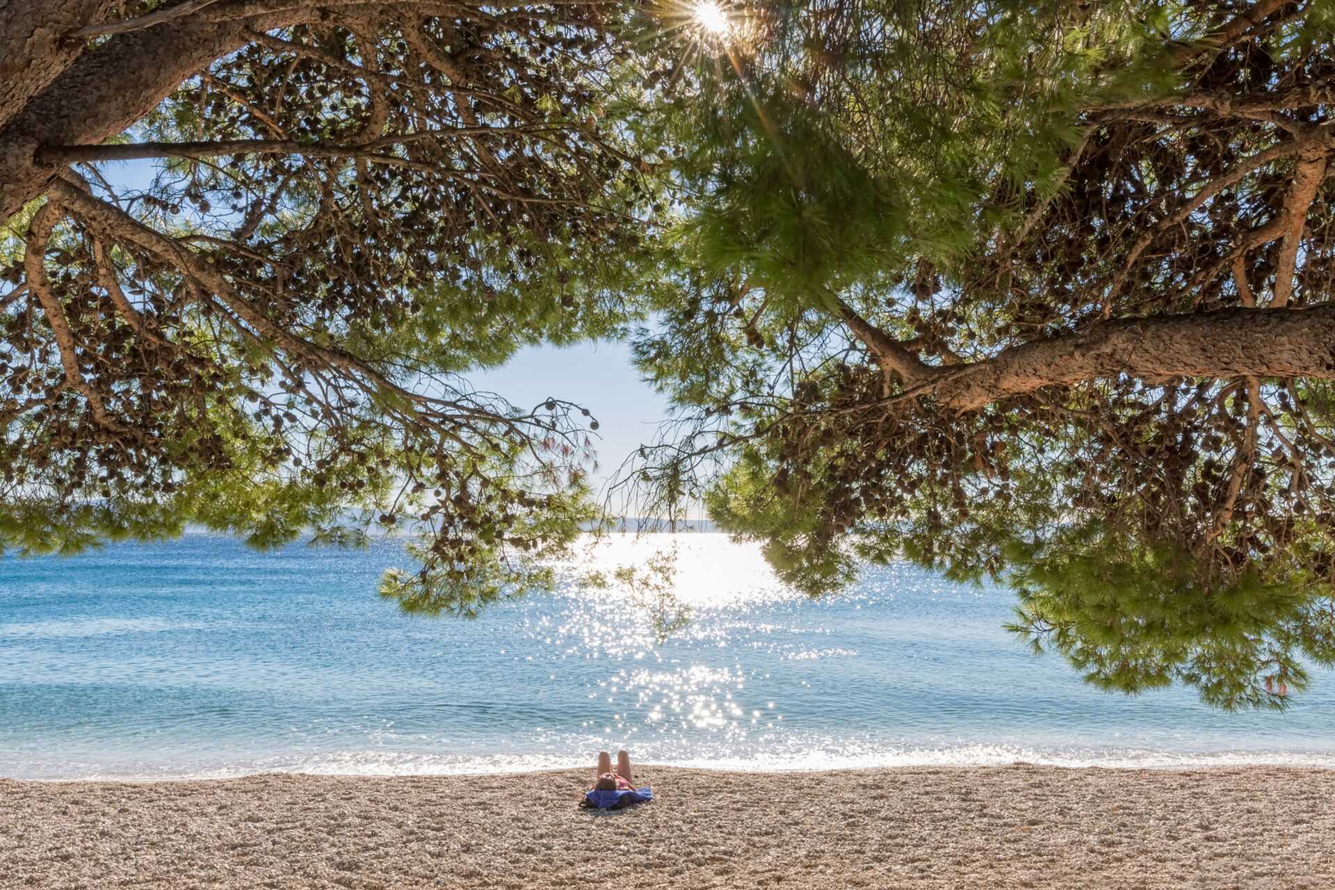 Stranden ved Bluesun Alga i Tucepi, Kroatia.