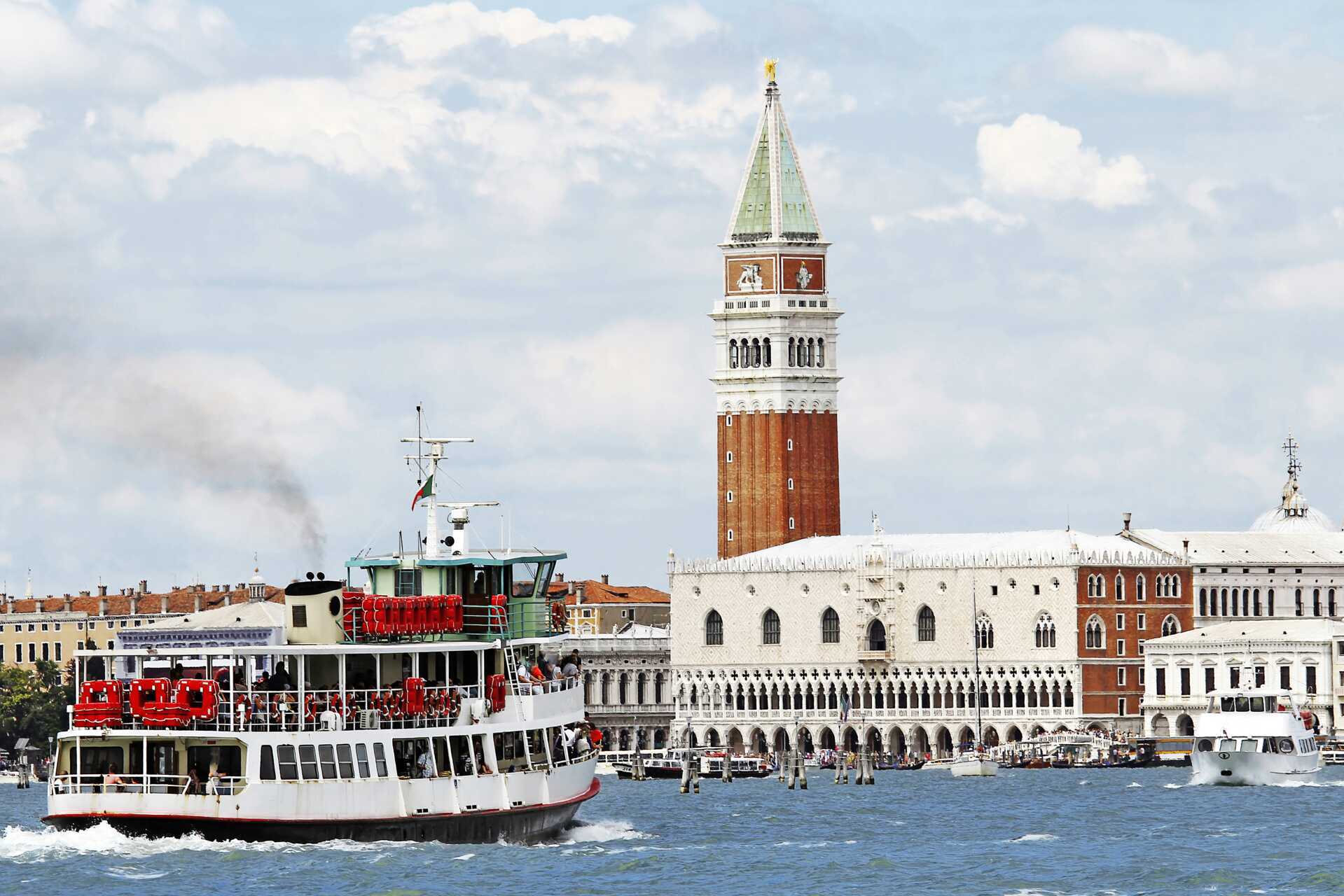 Det karakteristiske tårnet på Dogepalasset på Markusplassen i Venezia