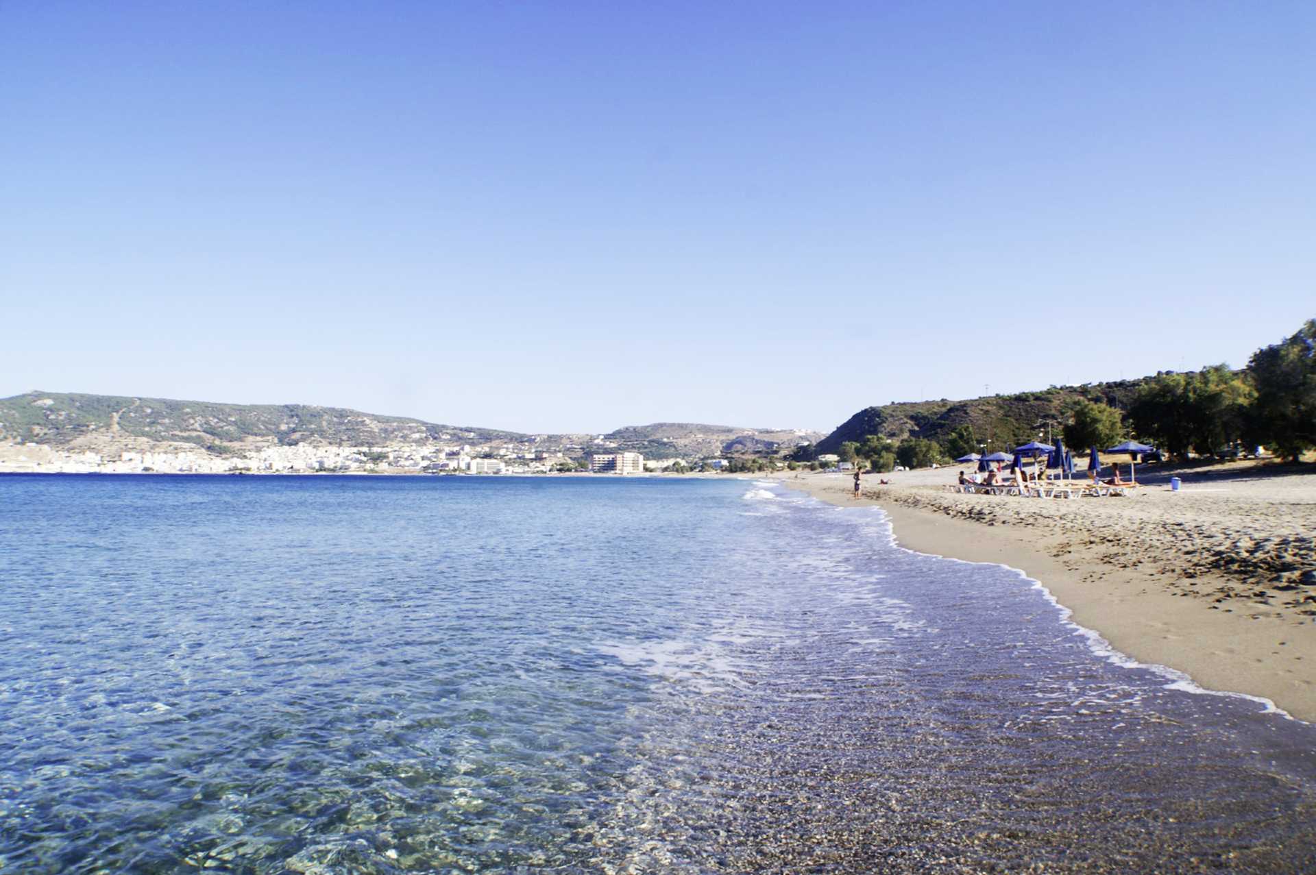 Stranden på Venezia i Karpathos by, Hellas.