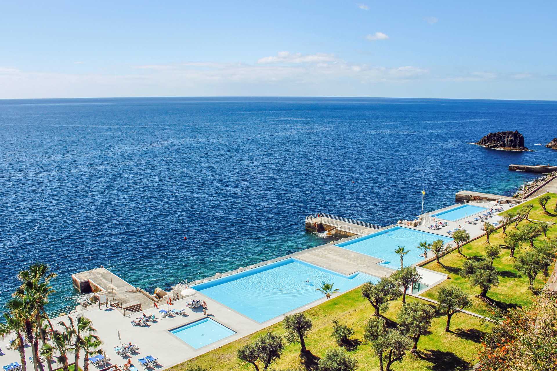 Bassengområdet på VIDAMAR Resorts Madeira, Portugal.