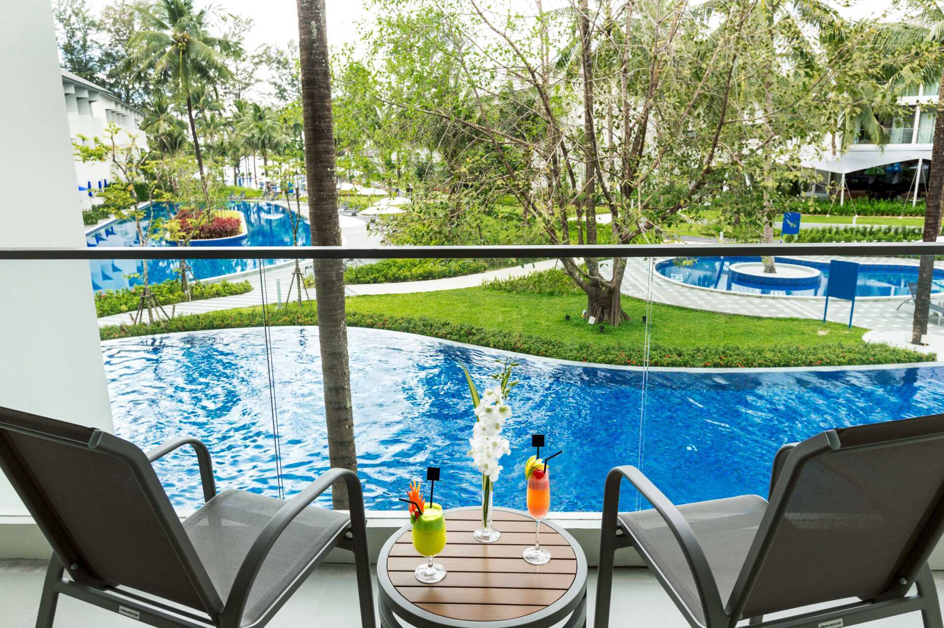 Deluxerom med bassengutsikt på X10 Khao Lak.